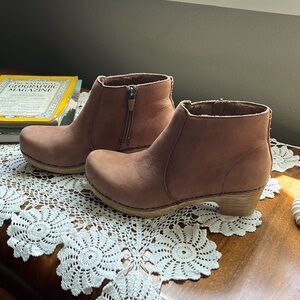 Beautiful peach/tan ultra Dansko clog boot